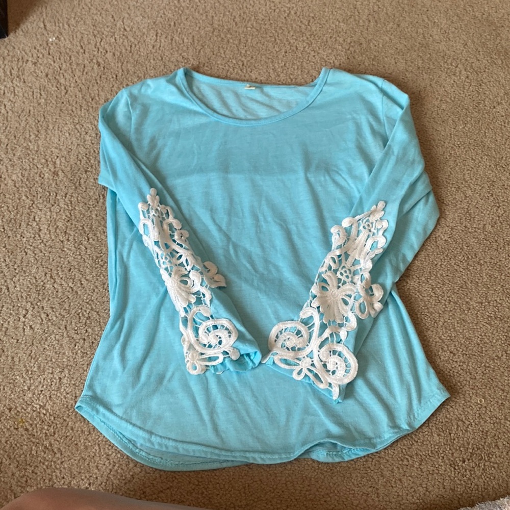 Beautiful blue long sleeve!! With cute sleeve designs